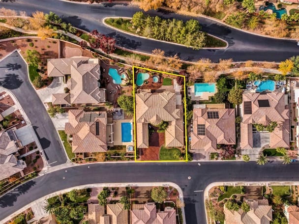 3817d2_46e96a17194f4ed3ac39307861dd9394~mv2 Drone photo of Las Vegas home showing property bounds