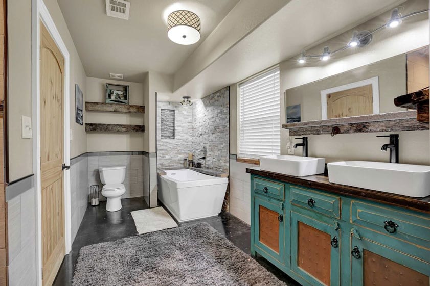 Beautiful-bathroom-Las-Vegas-5 MLS listing photo of a large Las Vegas bathroom
