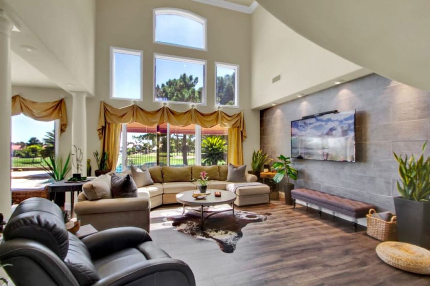 Livingroom-overlooking-golf-course-Las-Vegas-20 Grand living room with high ceilings and gold course views